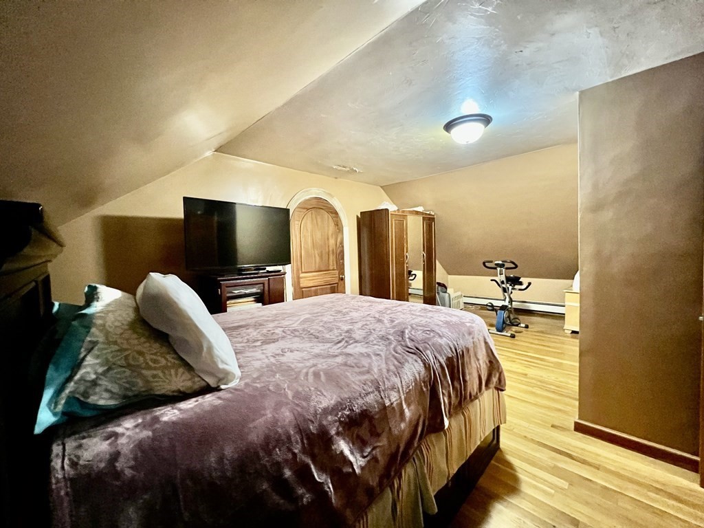 4 Cottage Ct, Roxbury