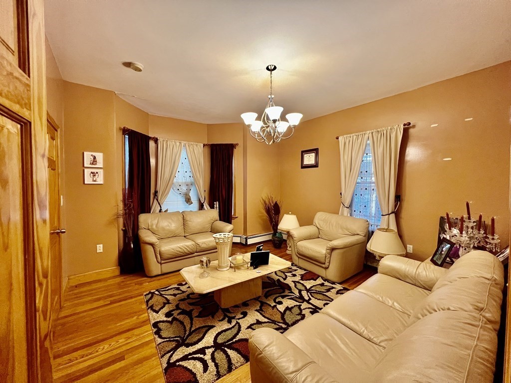 4 Cottage Ct, Roxbury