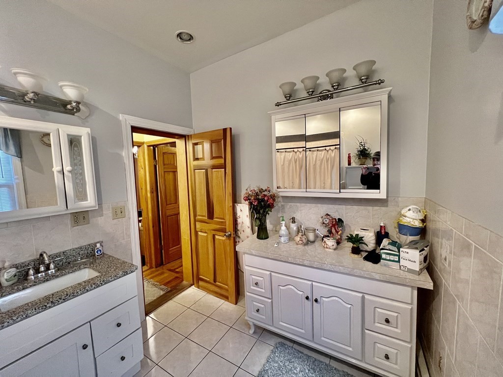 4 Cottage Ct, Roxbury