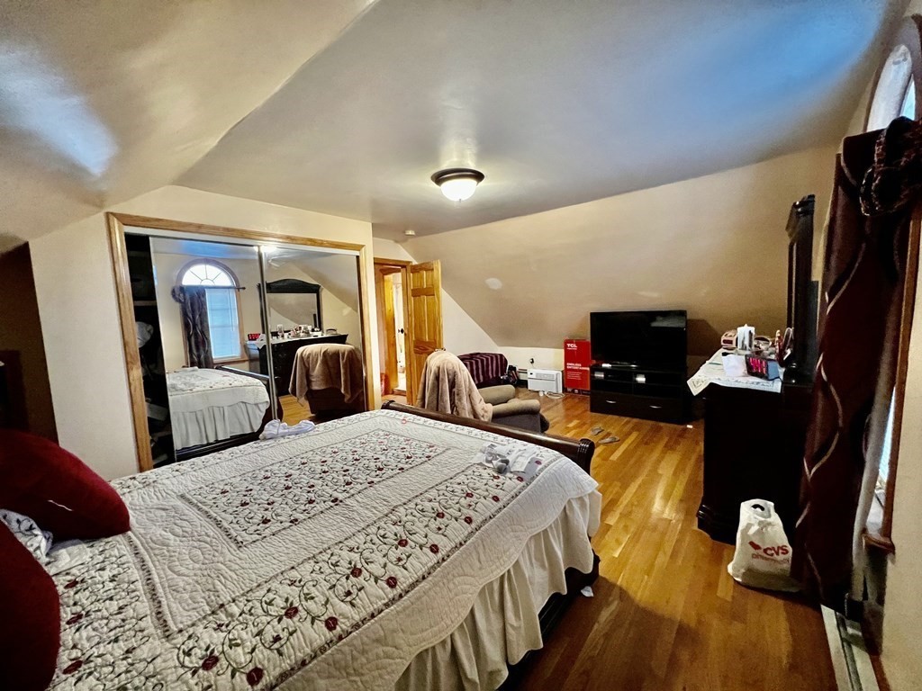 4 Cottage Ct, Roxbury