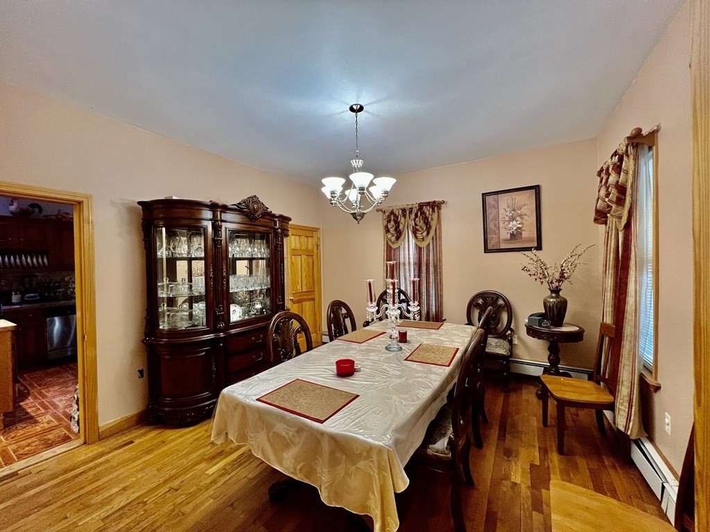 4 Cottage Ct, Roxbury