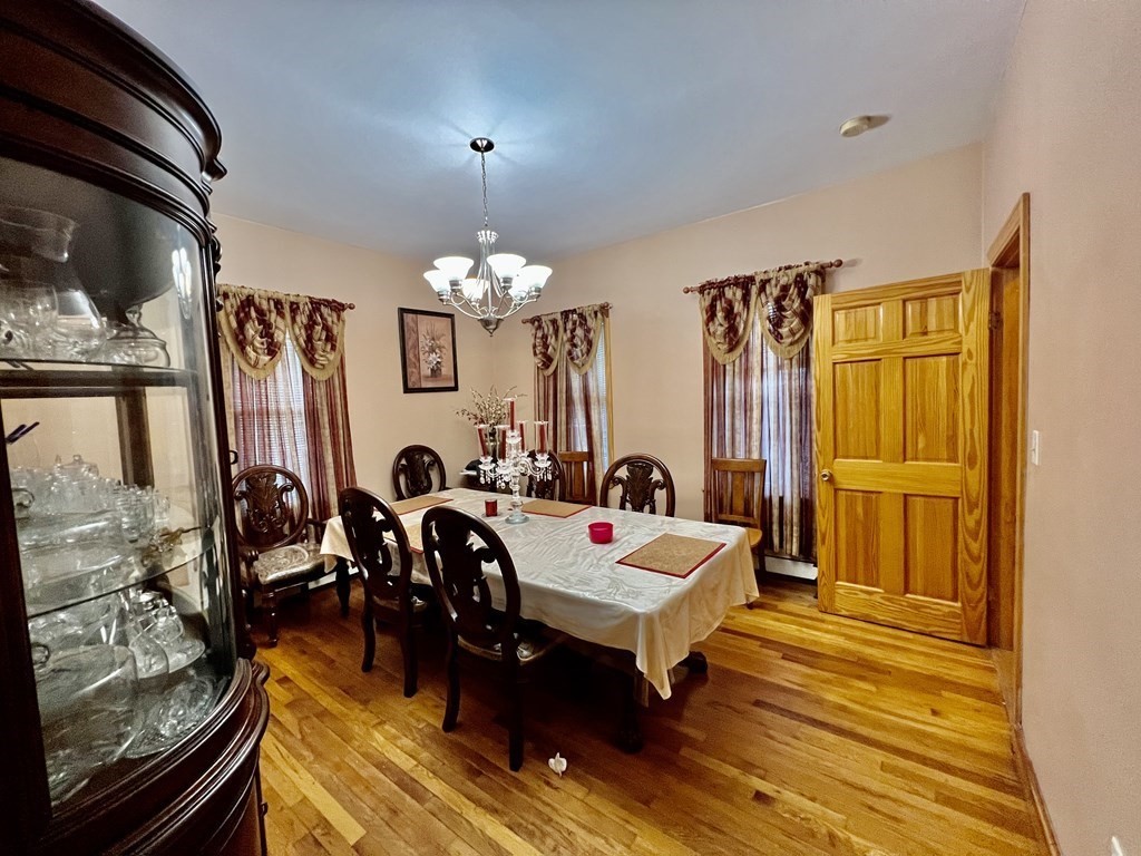 4 Cottage Ct, Roxbury