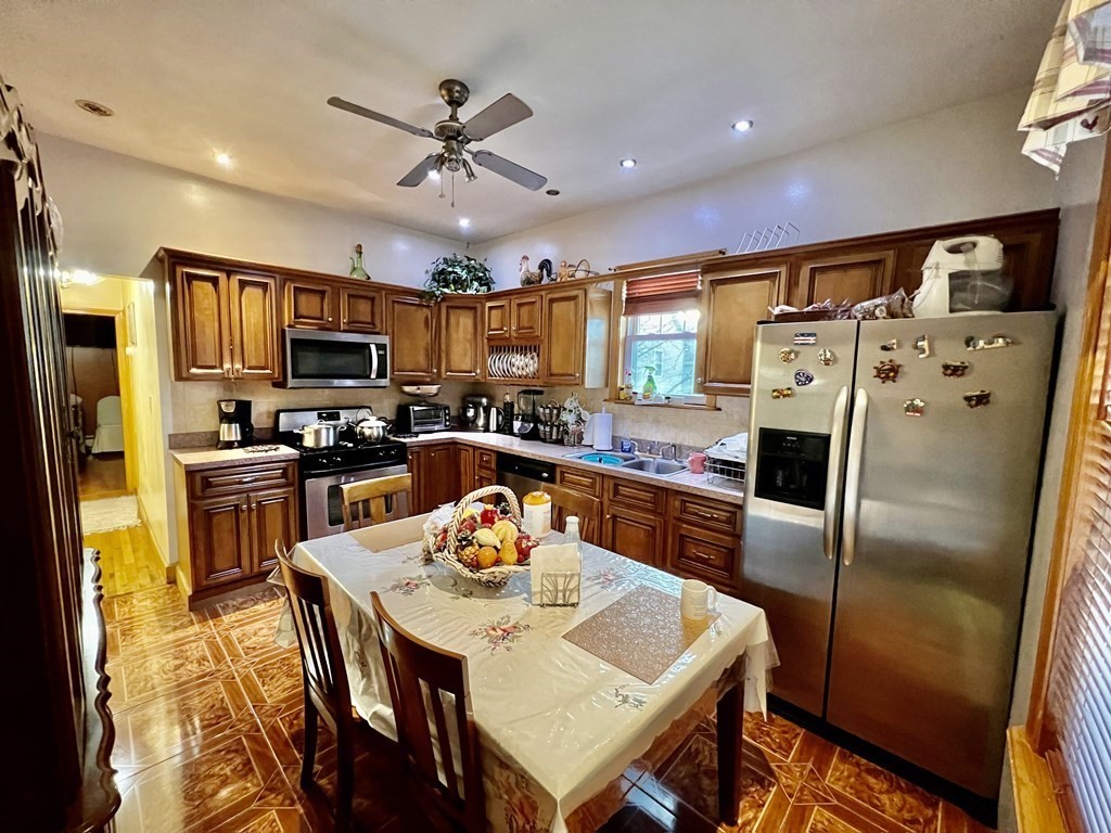 4 Cottage Ct, Roxbury