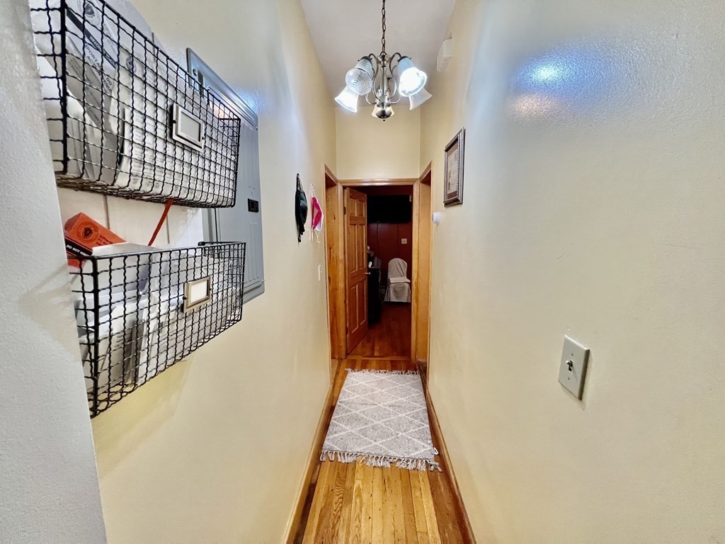 4 Cottage Ct, Roxbury