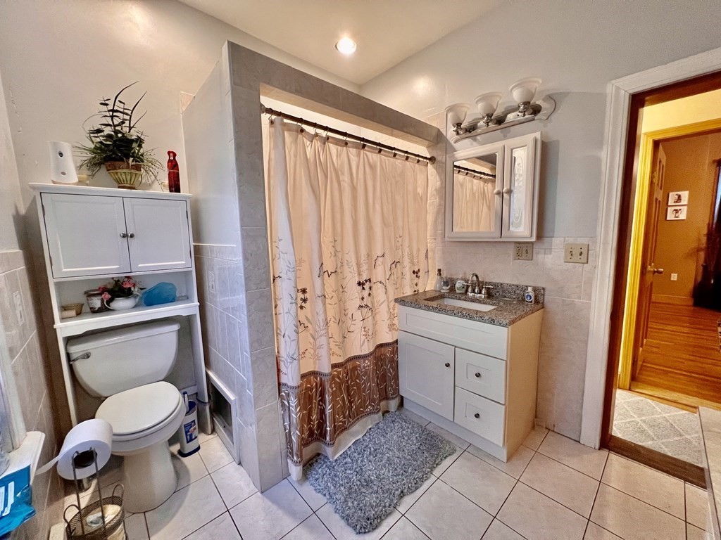 4 Cottage Ct, Roxbury