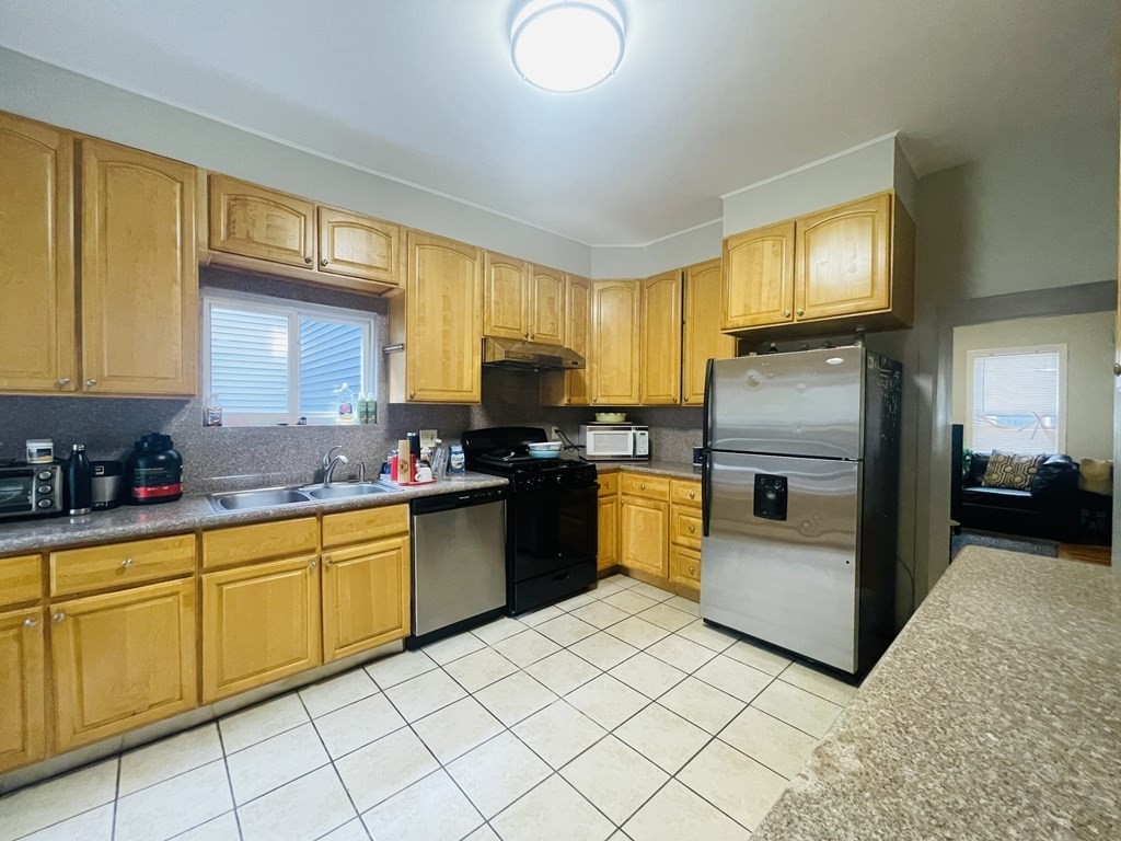 5 Dixfield St, South Boston