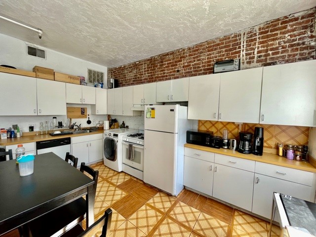 223 Endicott St, North End