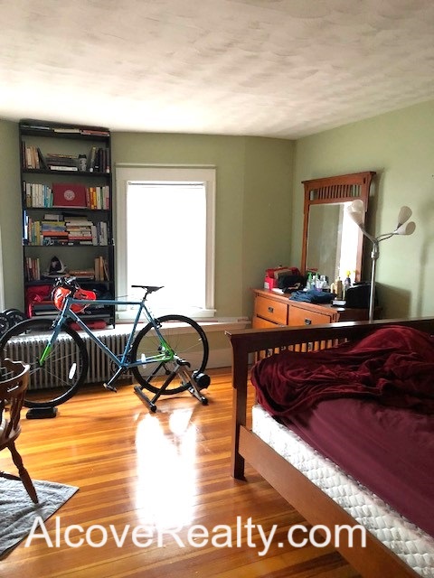 66 Simpson Ave, Tufts