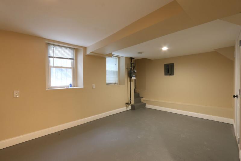 3 Saint James Pl, Roxbury