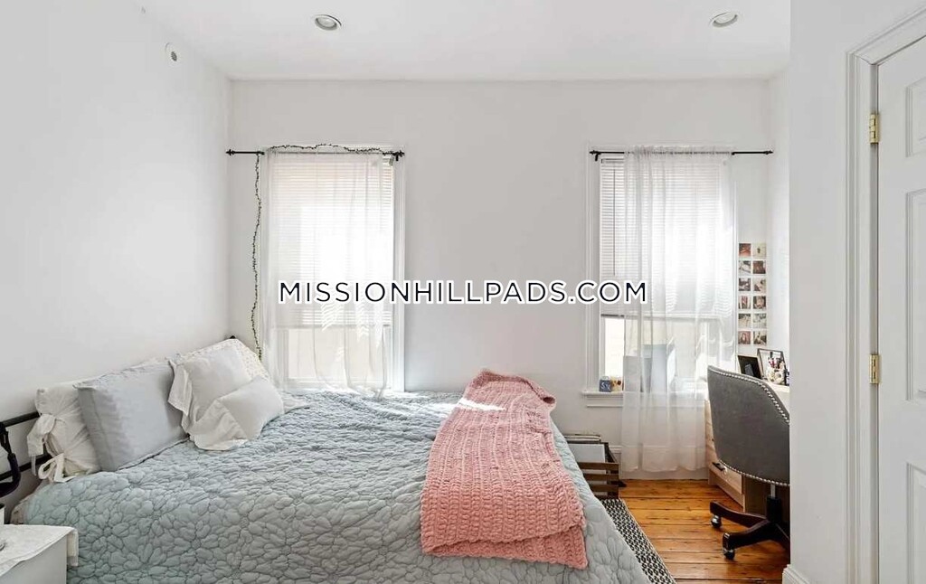 70 Hillside St, Mission Hill