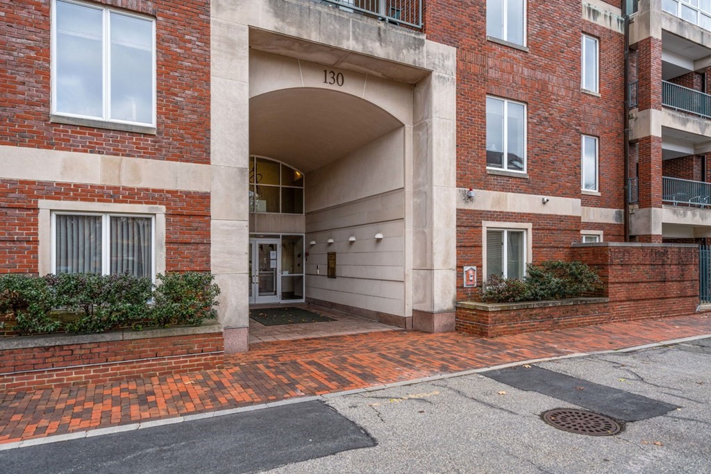 130 Mount Auburn St, Harvard Square