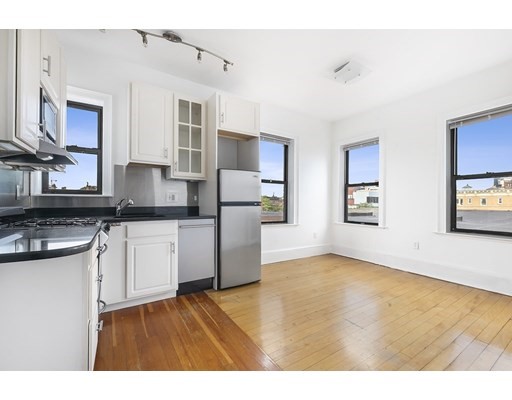 75 Burbank St, Fenway