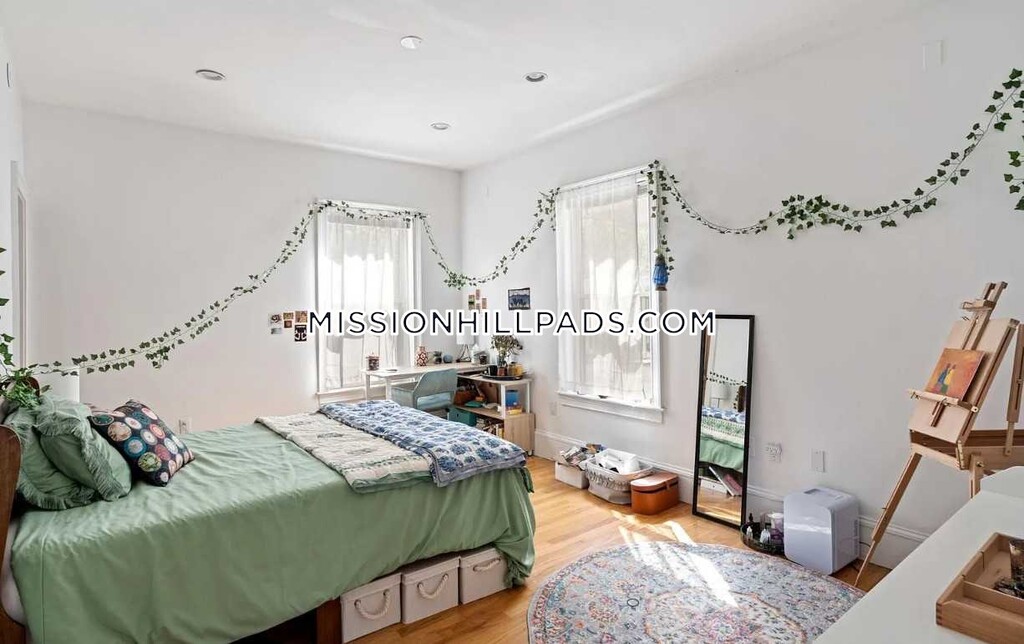 70 Hillside St, Mission Hill