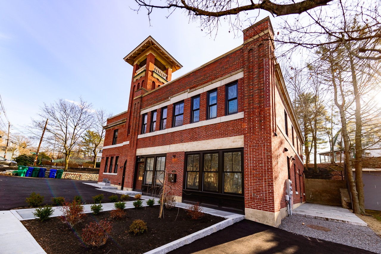 2044 Beacon St, Waban