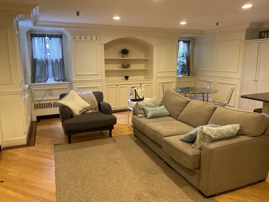 20 Gloucester St, Back Bay