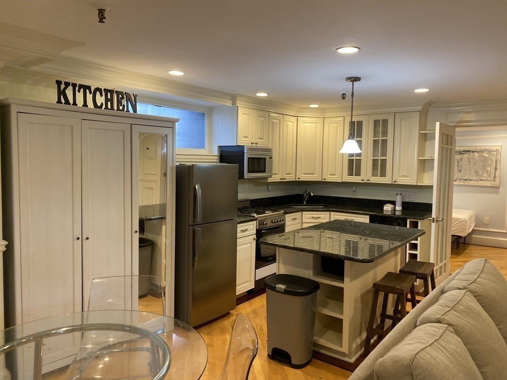 20 Gloucester St, Back Bay