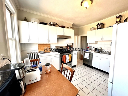 15 Farragut Ave, Teele Square