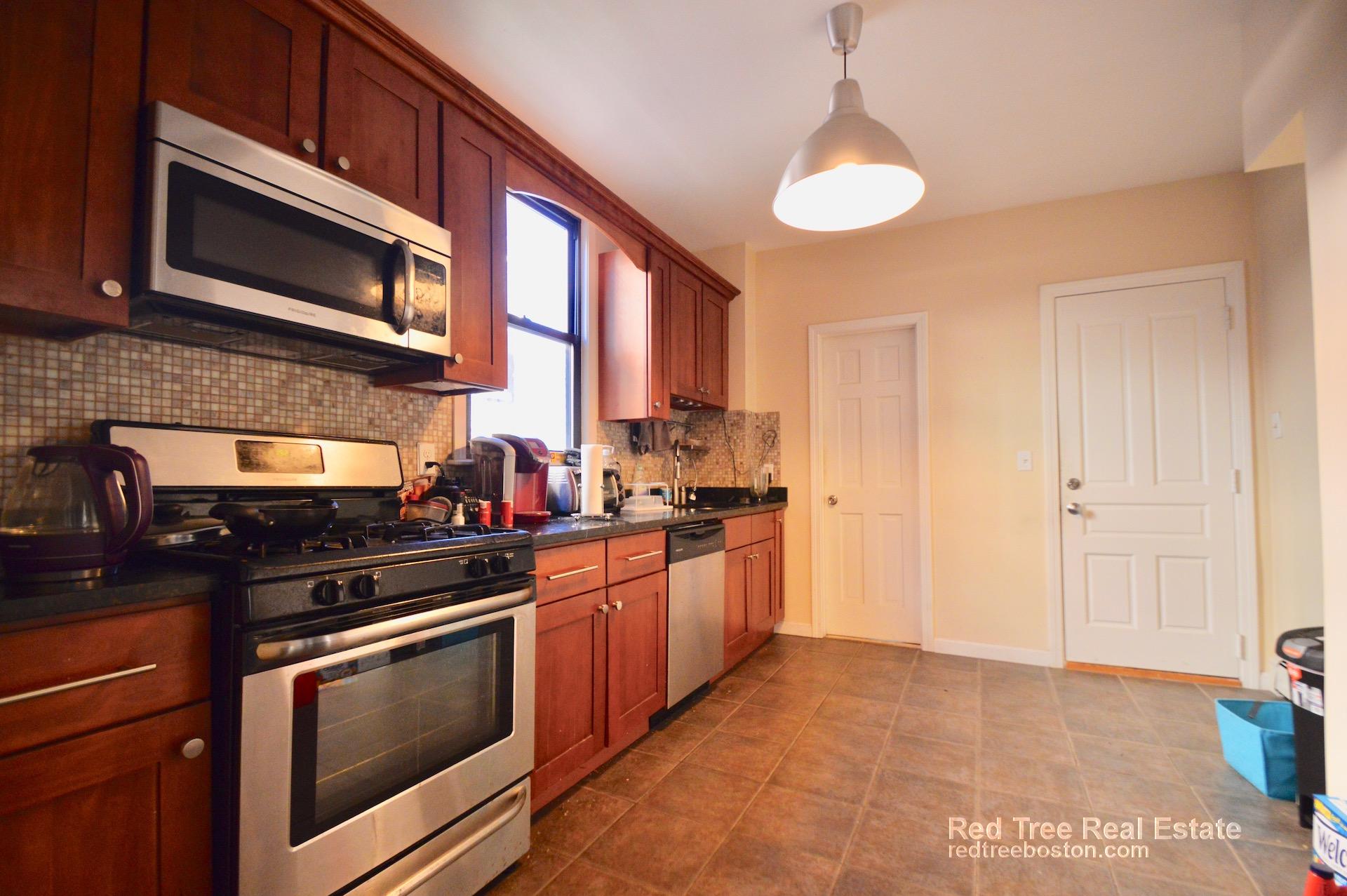 809 Saratoga St, East Boston