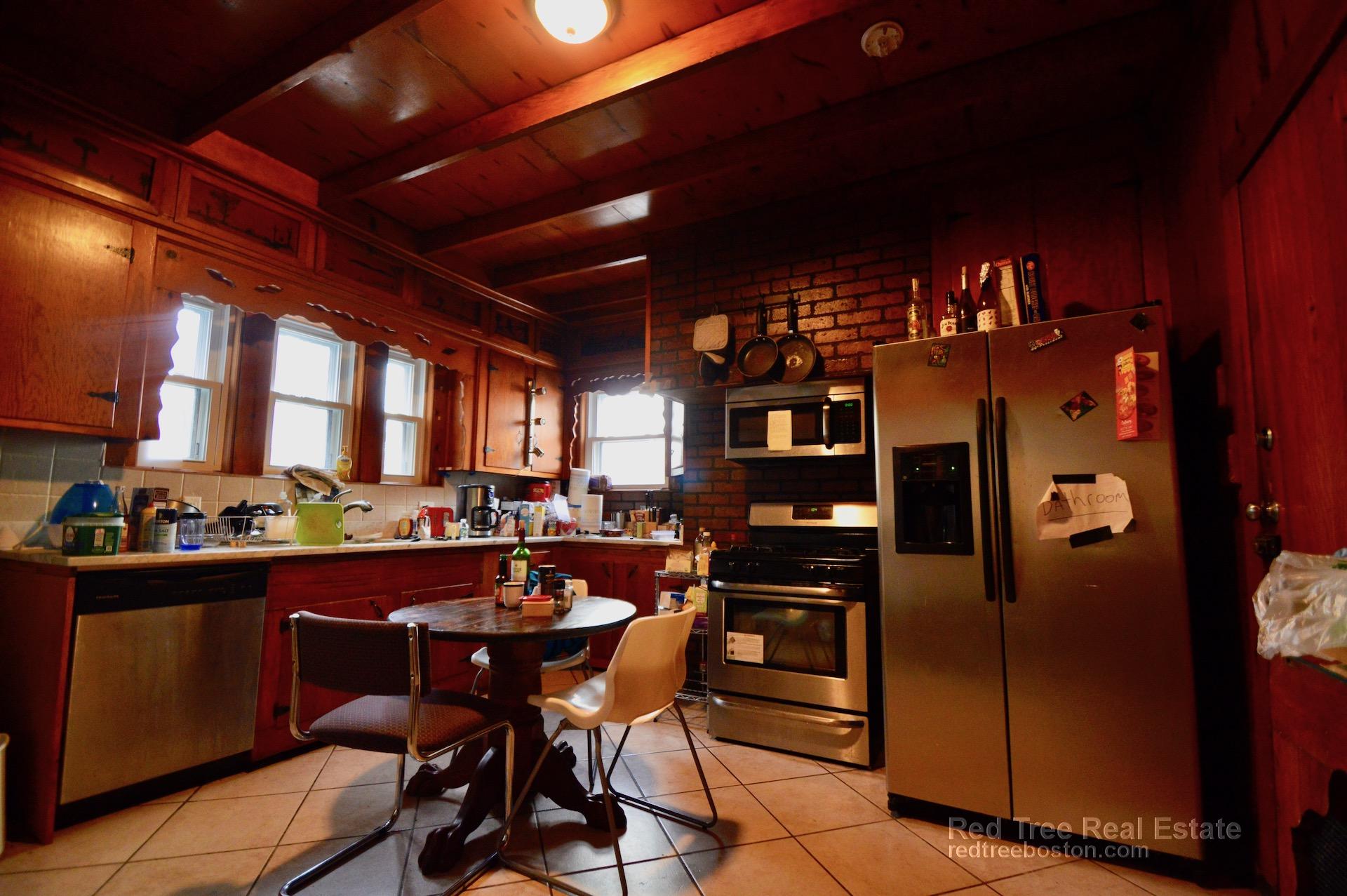 324 Saratoga St, East Boston