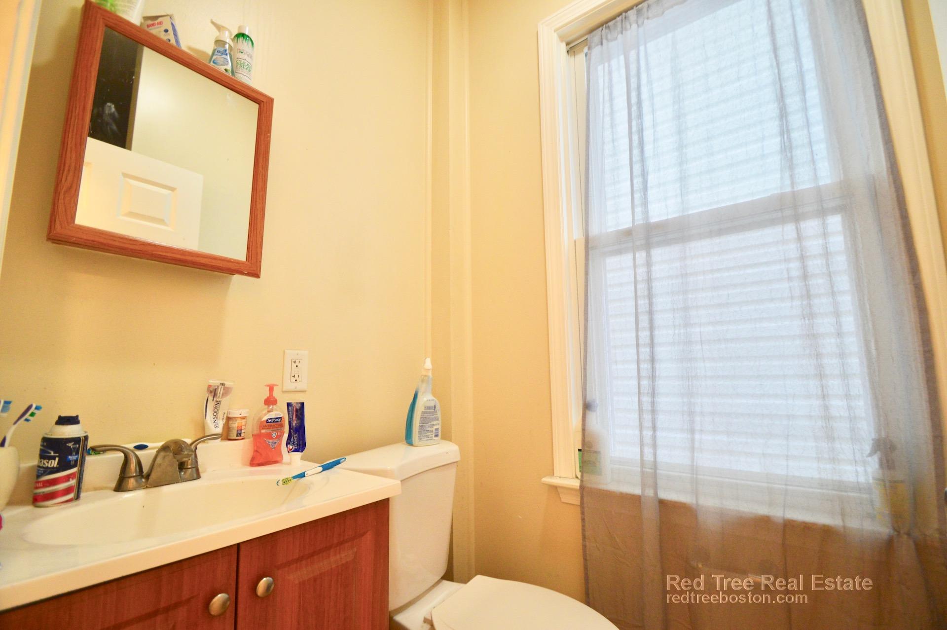 324 Saratoga St, East Boston