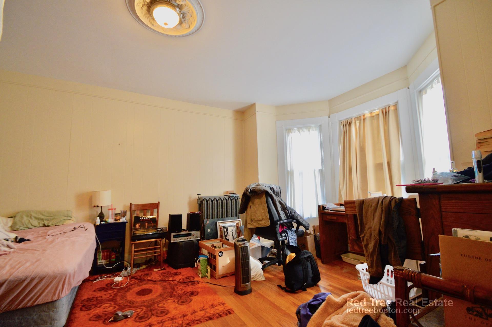 324 Saratoga St, East Boston