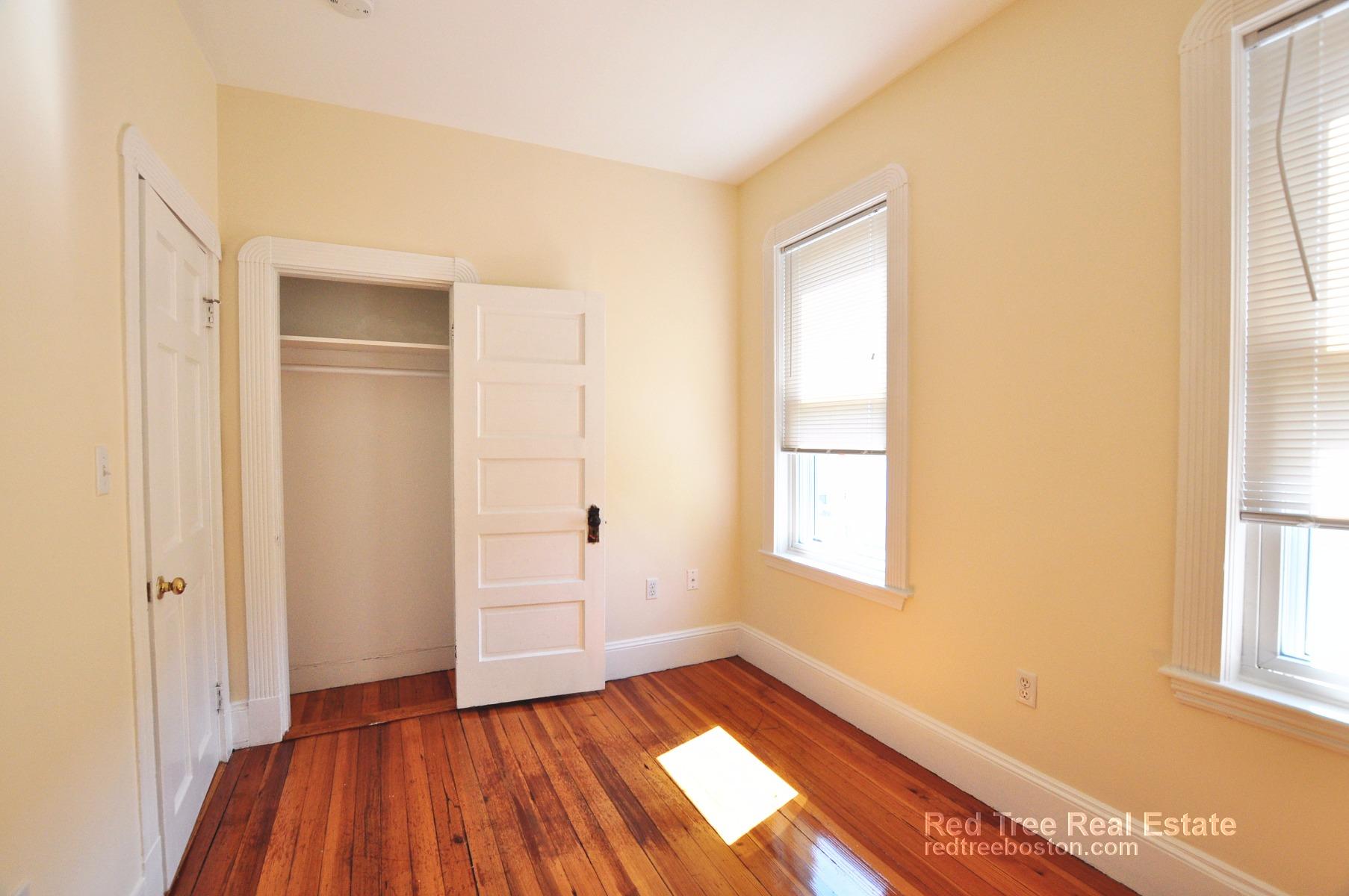 756 Saratoga St, East Boston