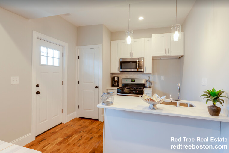 128 Bremen St, East Boston