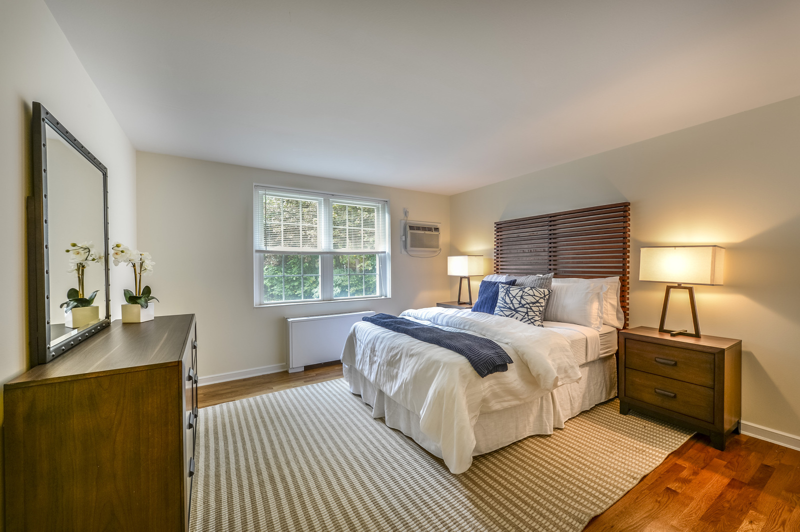 8 Captain Parker Arms, Five Fields