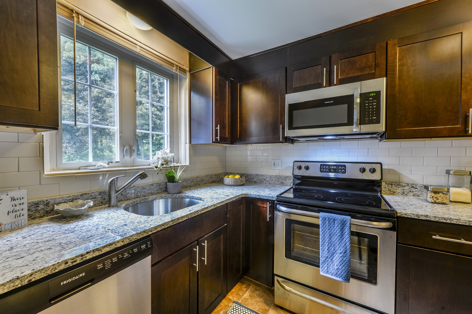 8 Captain Parker Arms, Five Fields