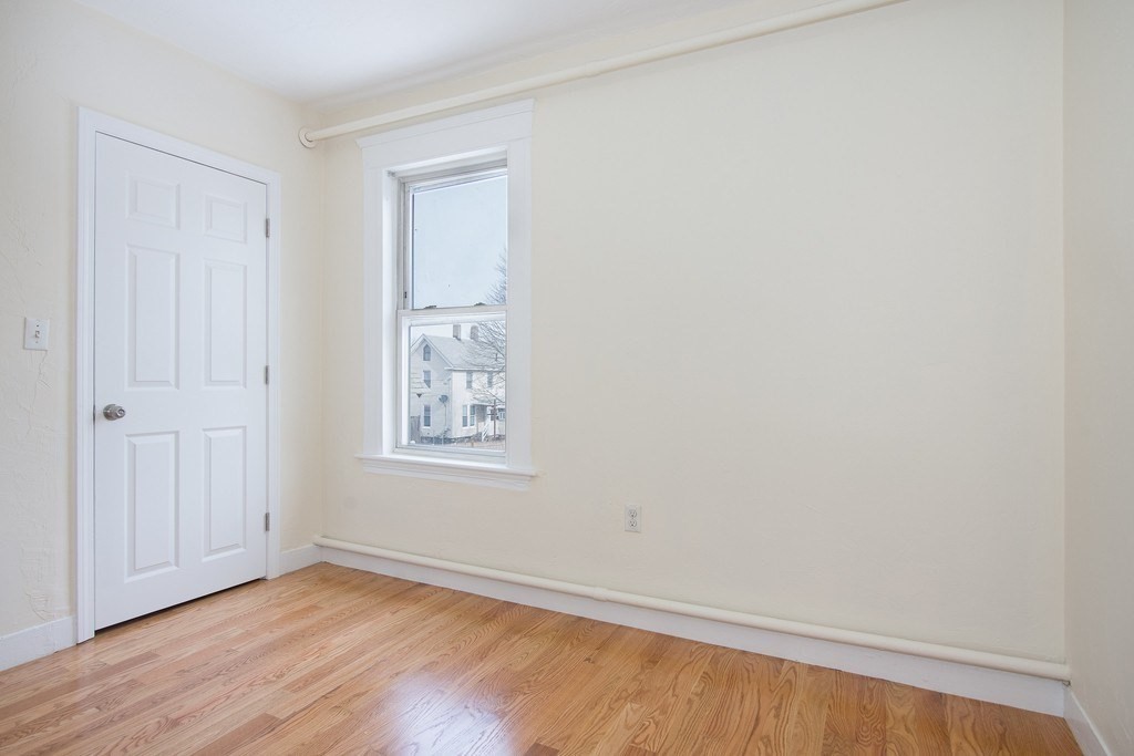 17 Yuill Cir, Hyde Park