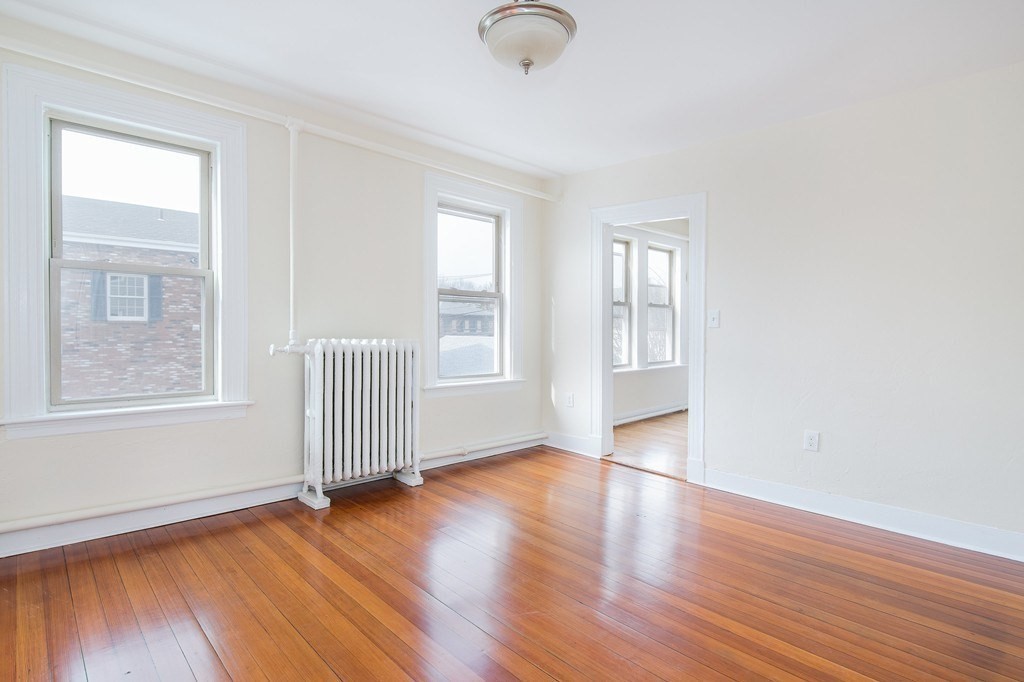 17 Yuill Cir, Hyde Park