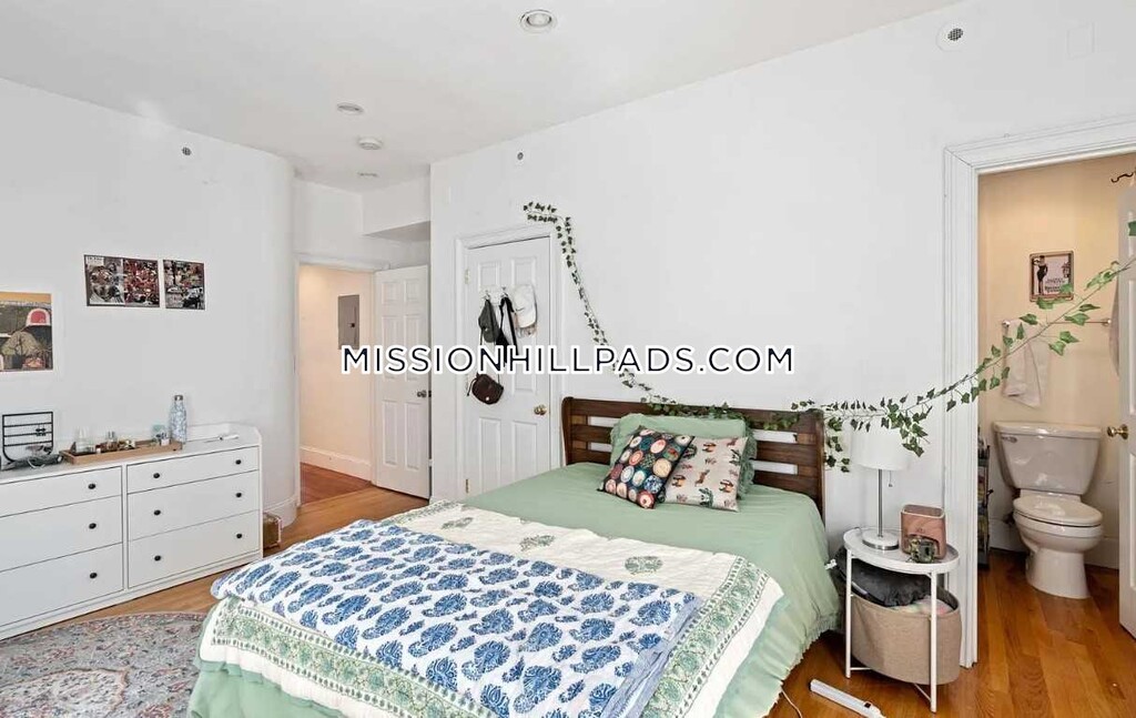 70 Hillside St, Mission Hill