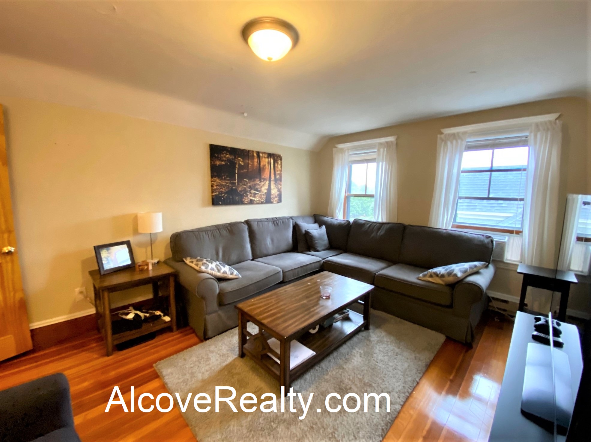 72 Powder House Boulevard, Tufts