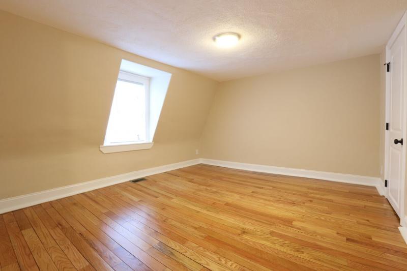 3 Saint James Pl, Roxbury