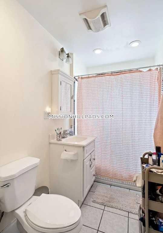 70 Hillside St, Mission Hill