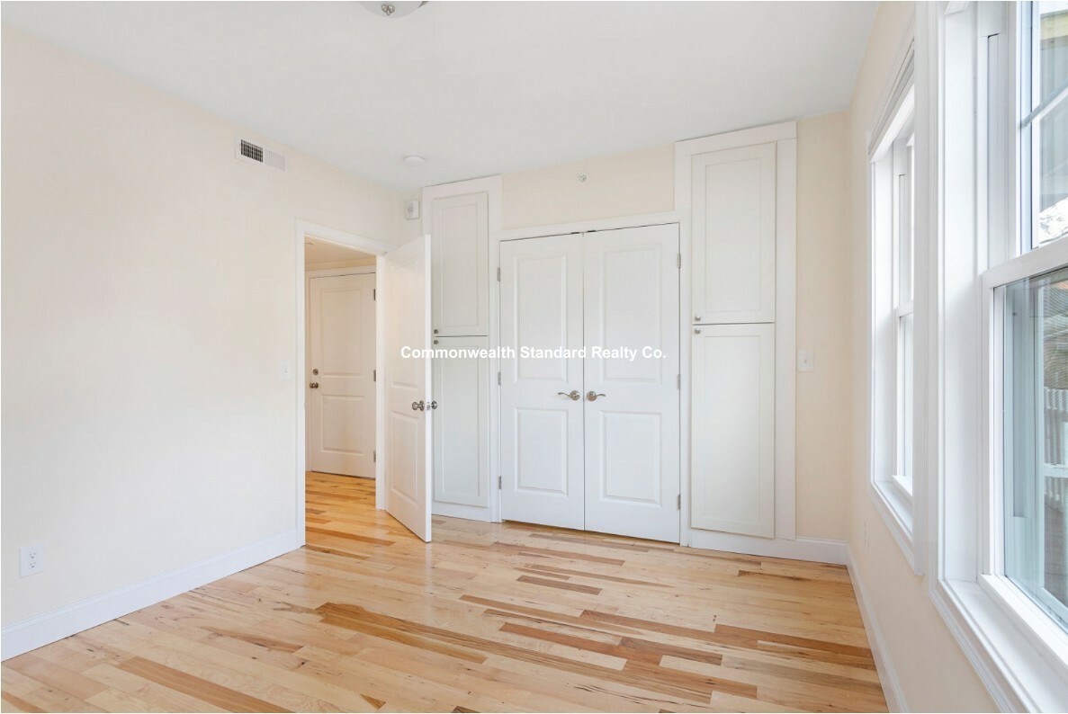 58 Boynton St, Jamaica Plain