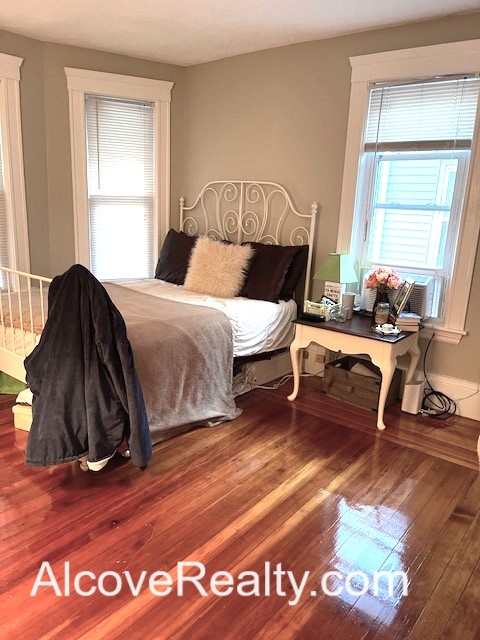 66 Simpson Ave, Tufts