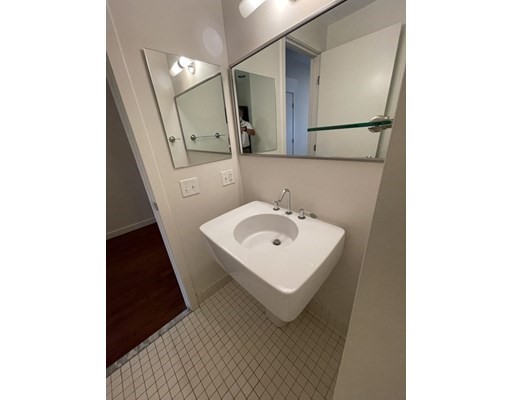 88 Kingston St, Downtown