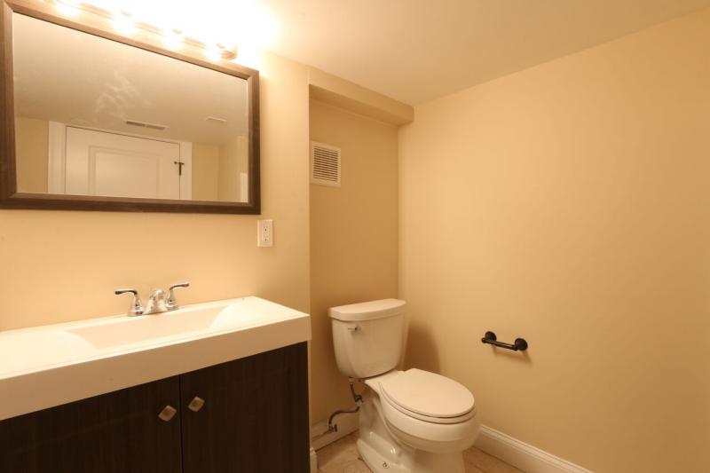 3 Saint James Pl, Roxbury