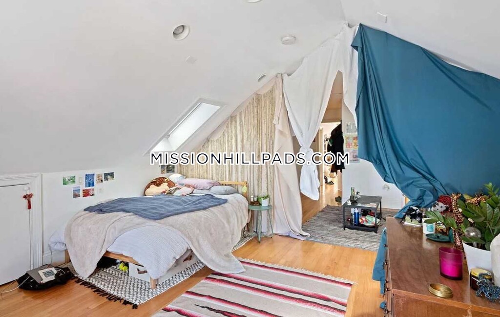 70 Hillside St, Mission Hill