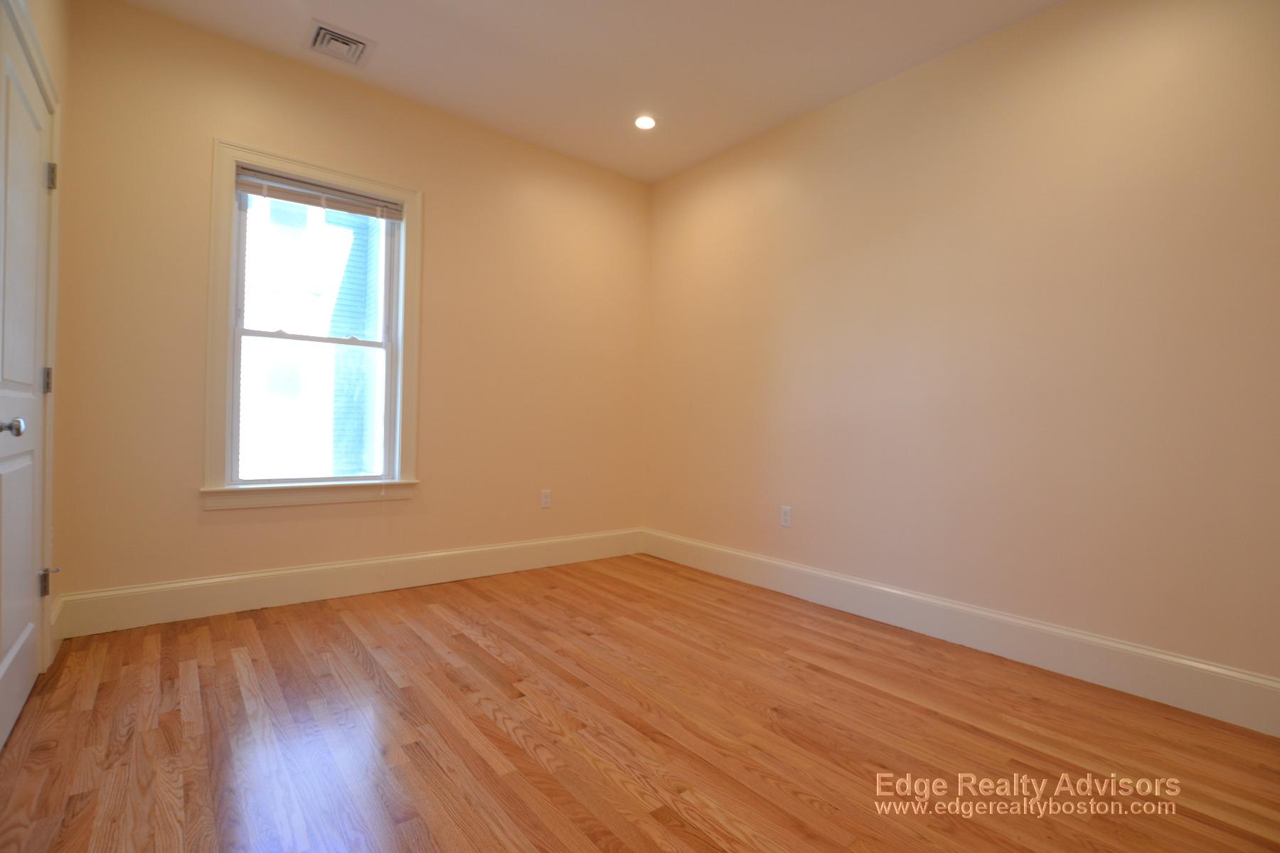 33 Pratt St, Allston