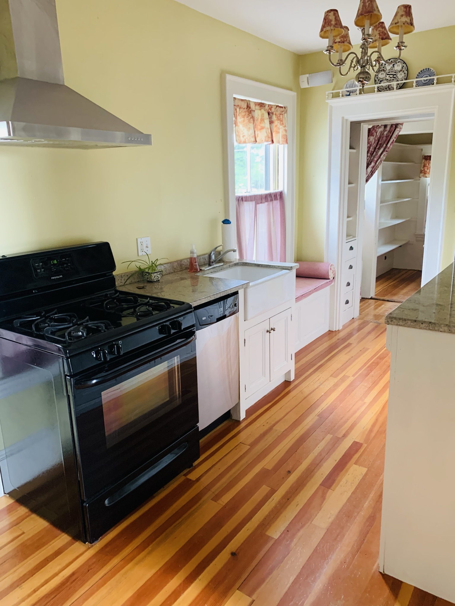 984 Chestnut St, Newton