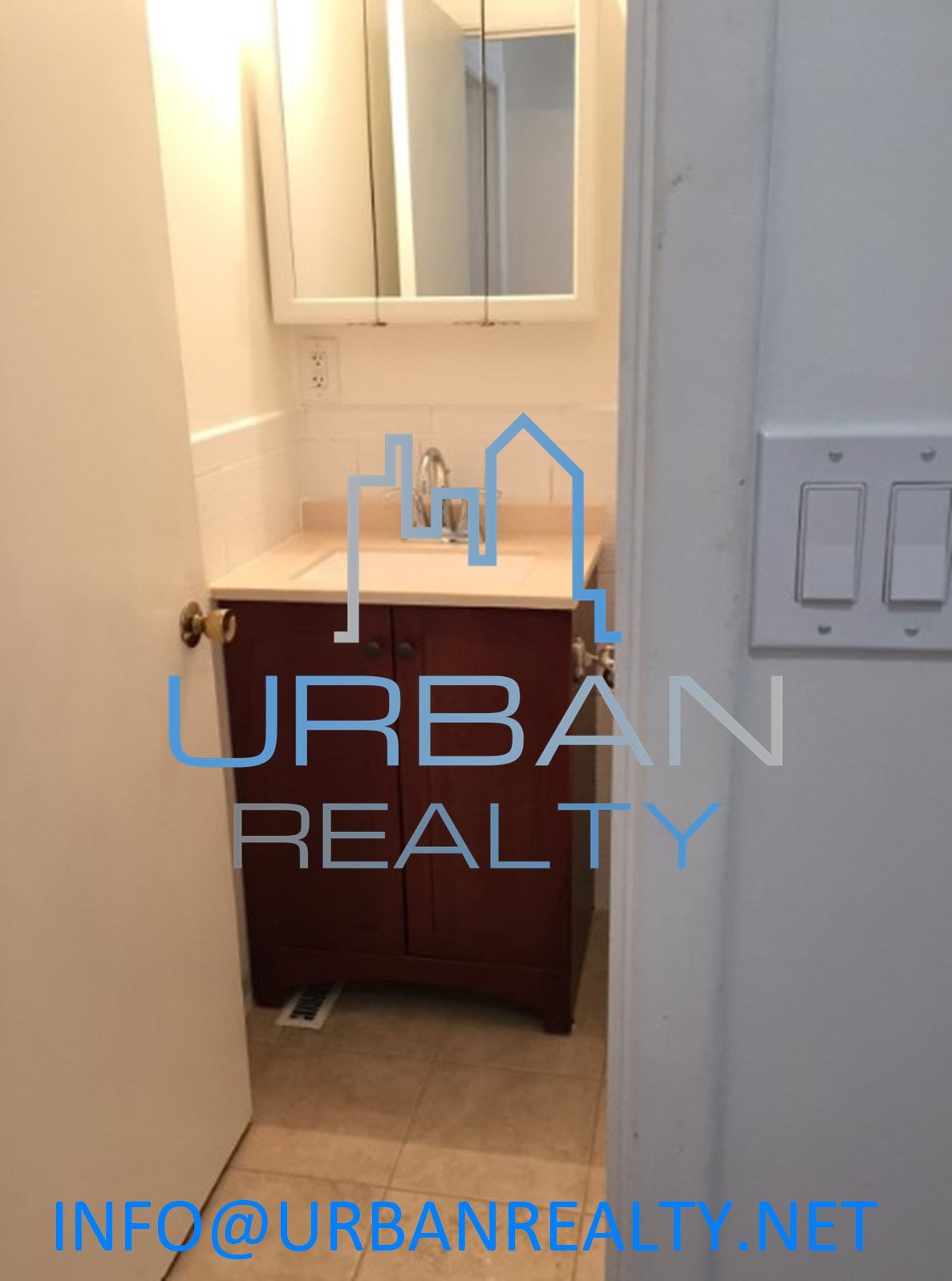 166 Lake Shore Rd, Oak Square