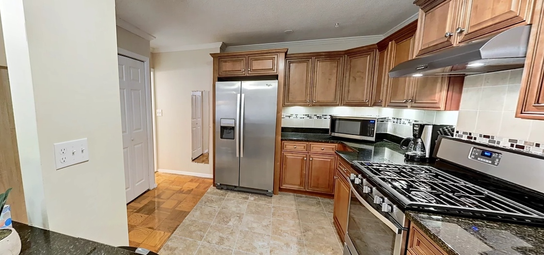 2 Hawthorne Pl, West End