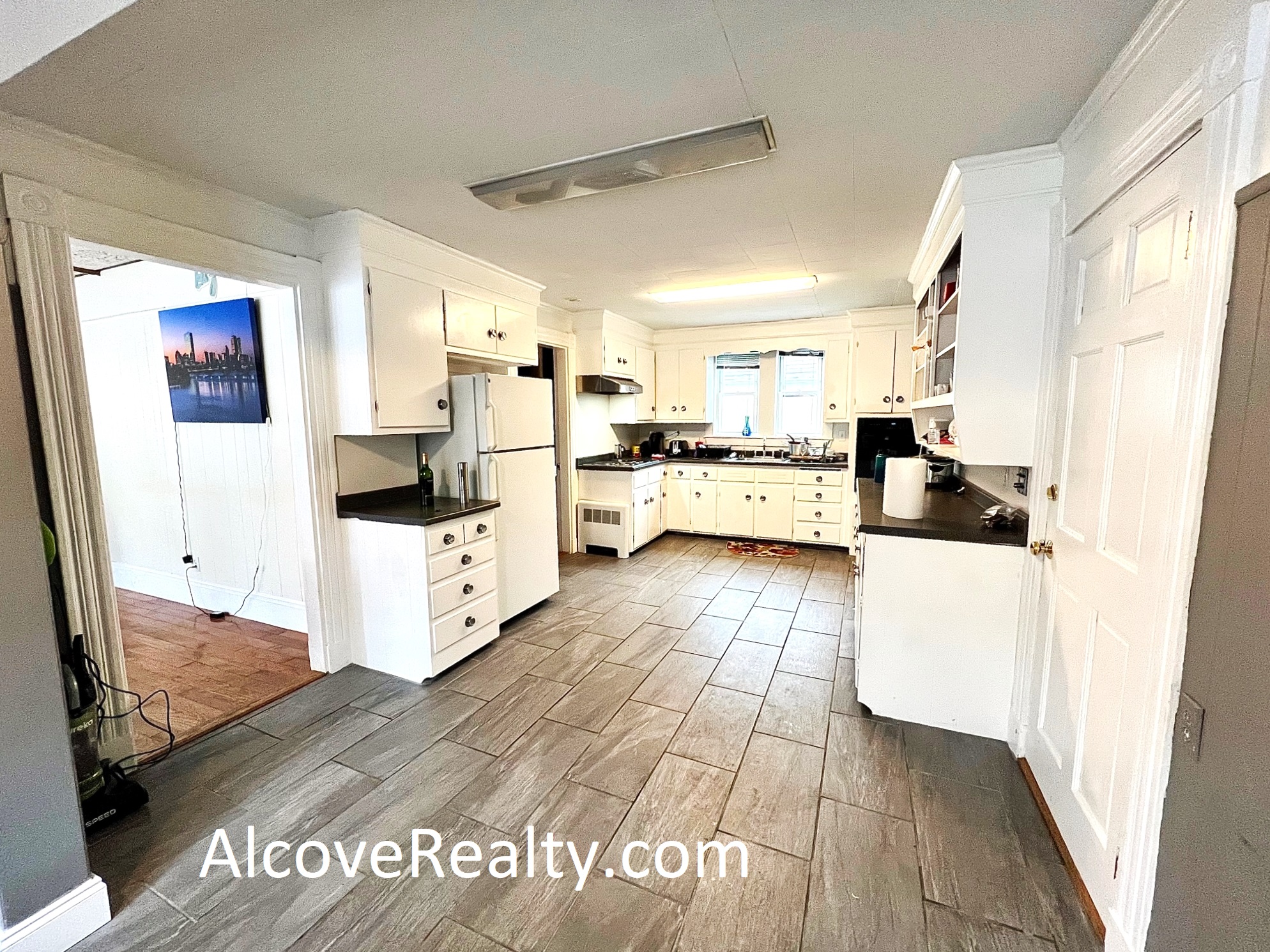 547 Broadway, Magoun Square