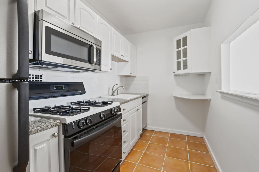 8 Whittier Pl, West End