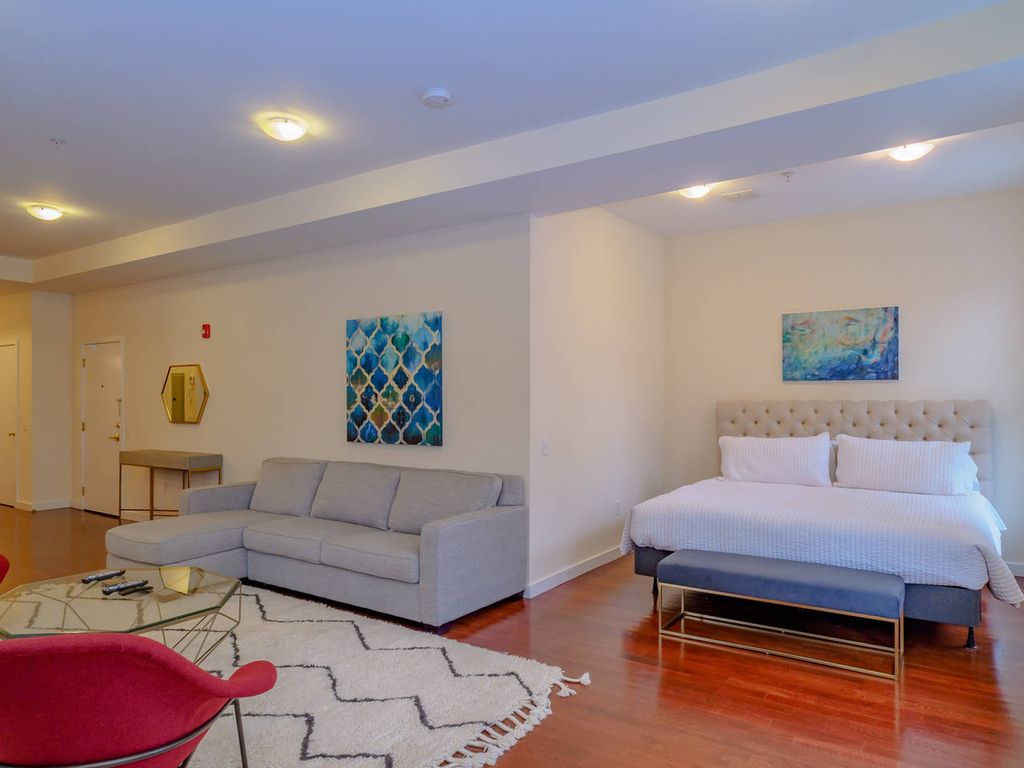 1030 Bennington St, West End