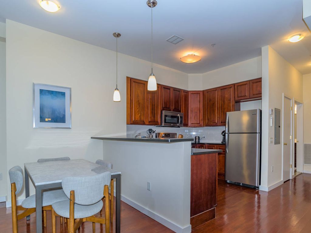 1030 Bennington St, West End