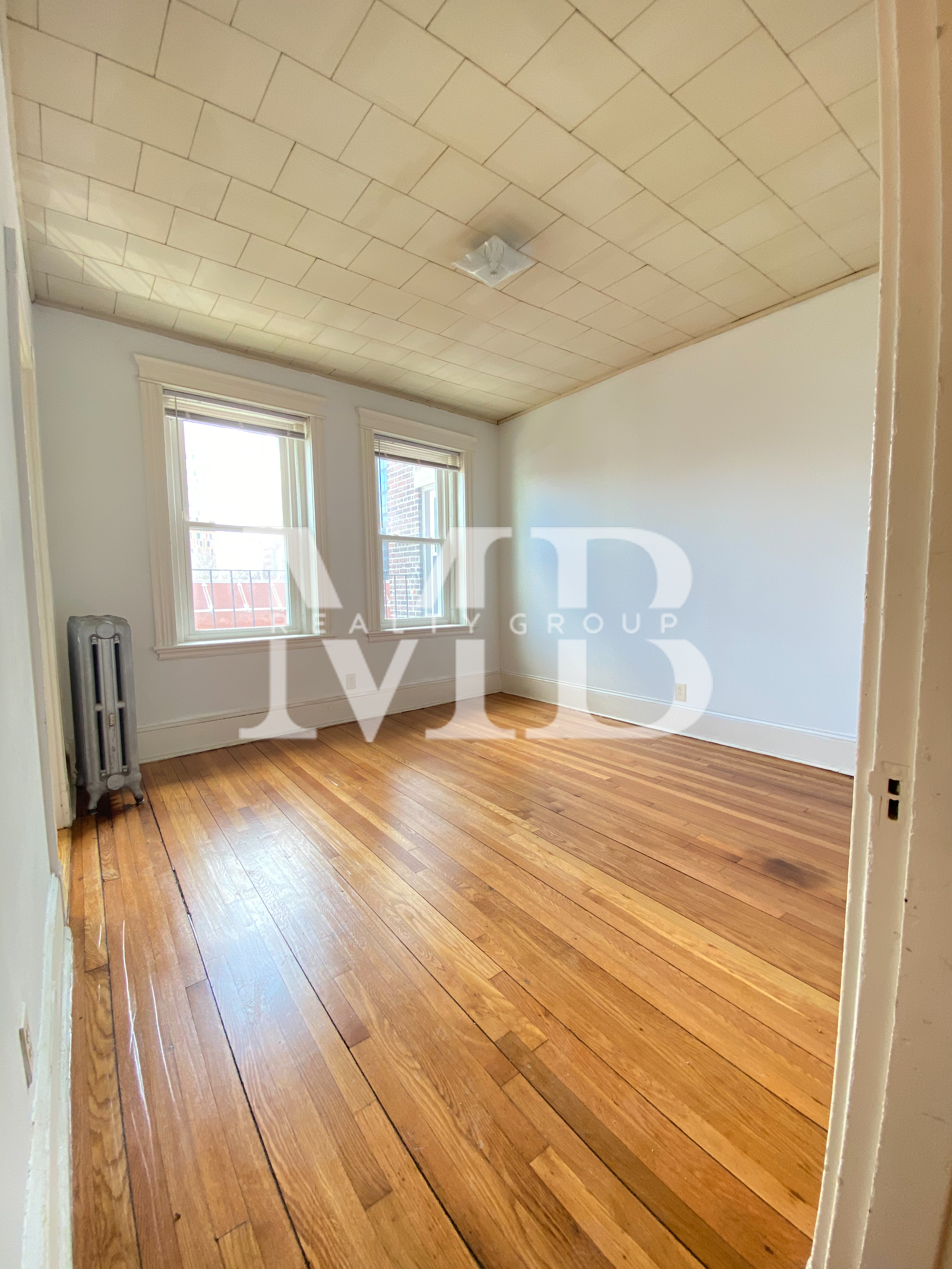 14 Palace Rd, Longwood