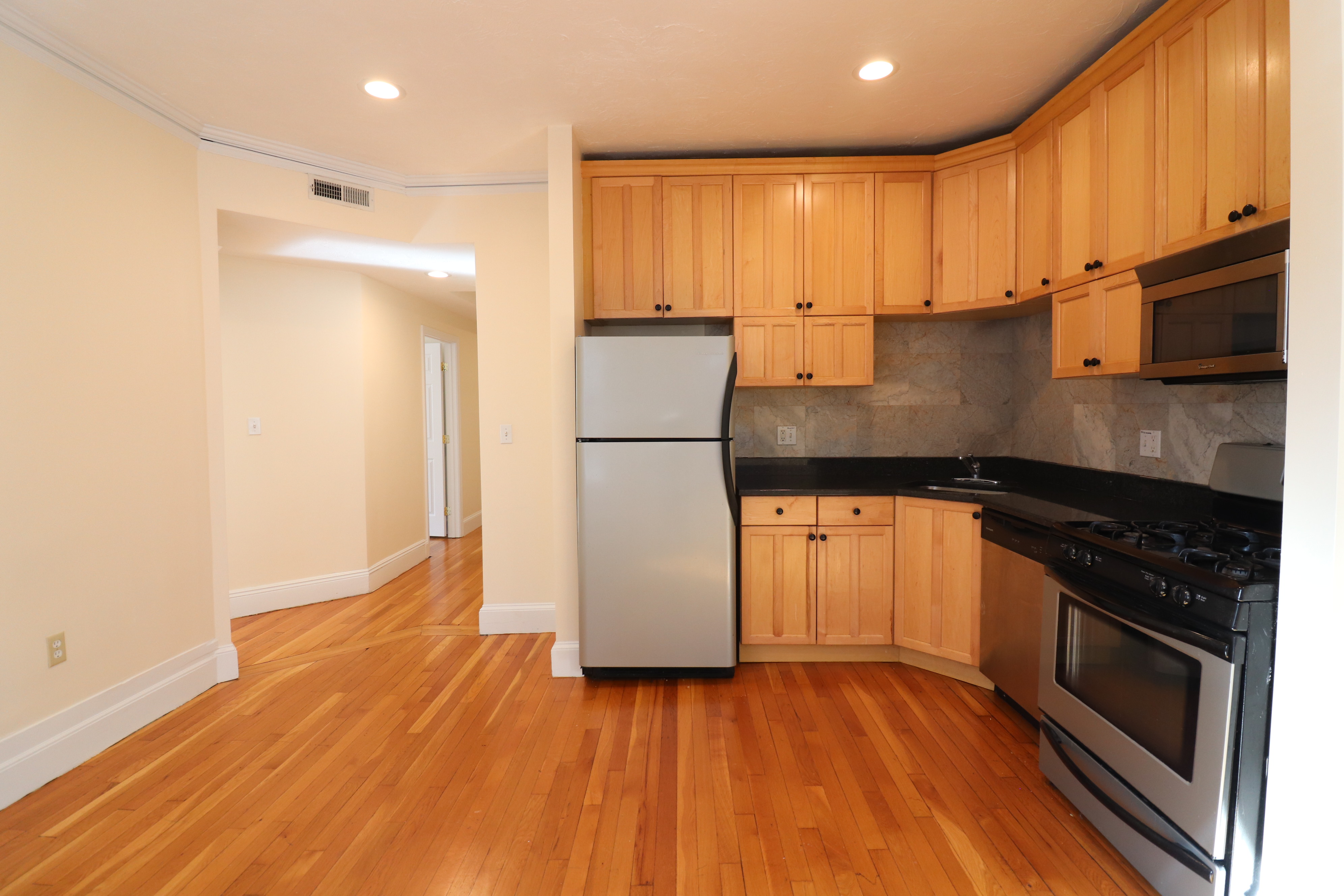 191 Winthrop Rd, Washington Square